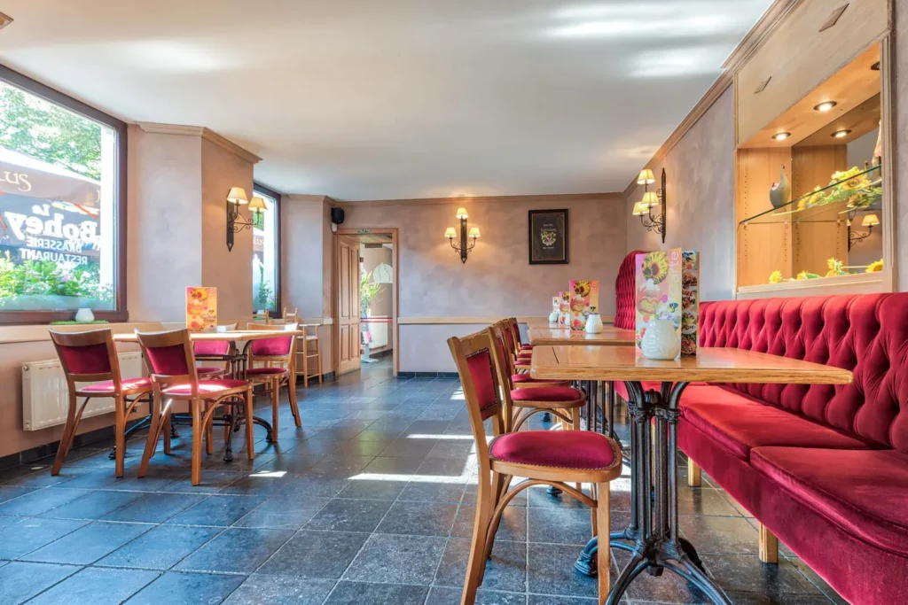 Une salle aux banquettes rouges
